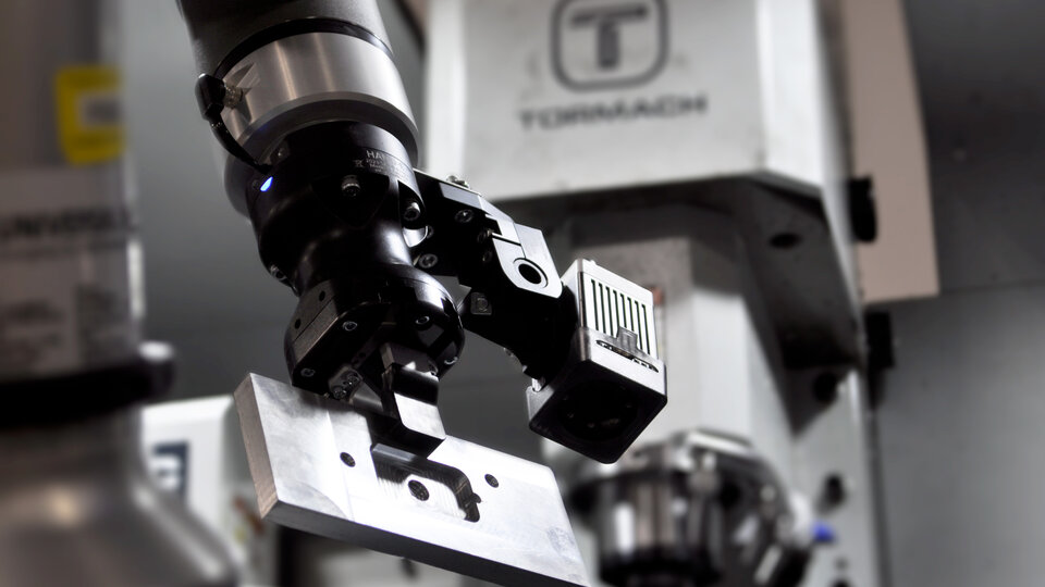 Collaborative Robot loads material into Tormach CNC milil